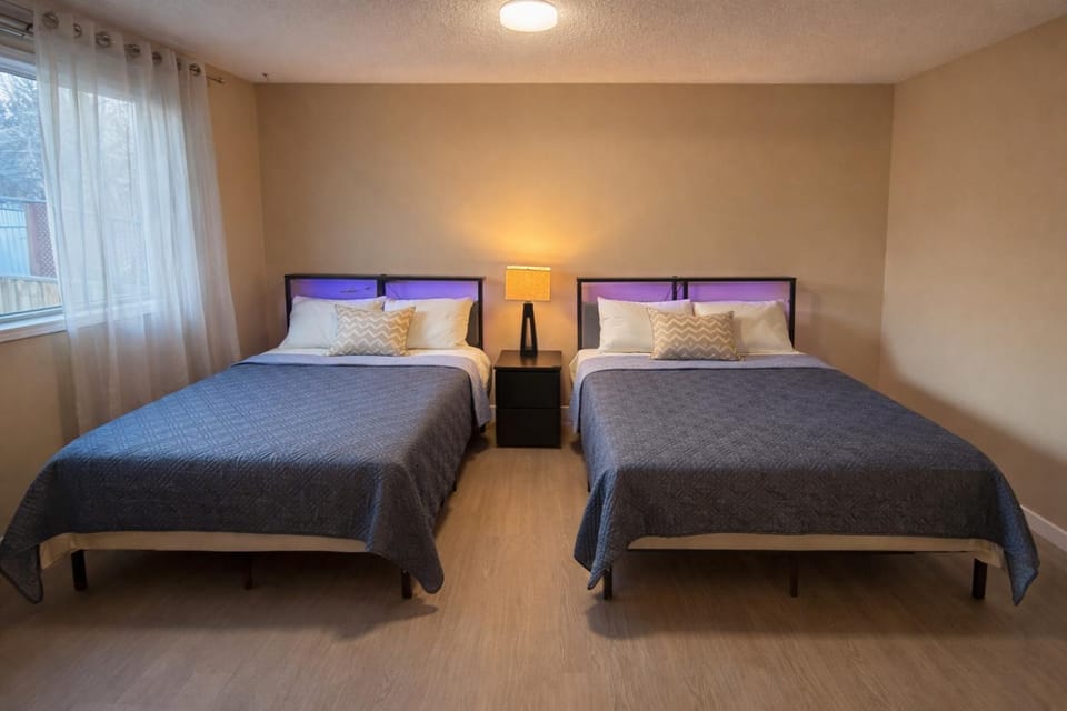 Airport 4BR2BA Mainfloor Suite 1min walk to bus stop Apartment in Calgary