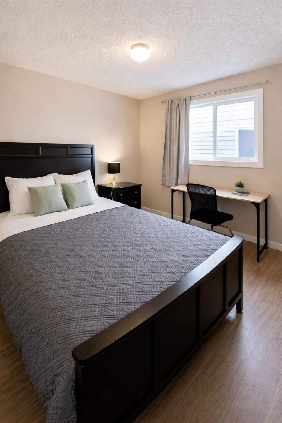 Airport 4BR2BA Mainfloor Suite 1min walk to bus stop Apartment in Calgary