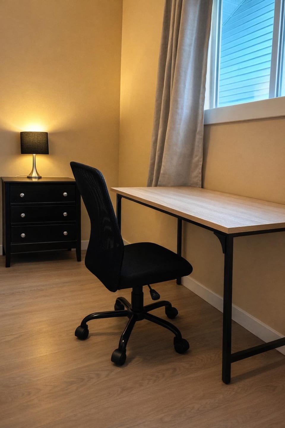 Airport 4BR2BA Mainfloor Suite 1min walk to bus stop Apartment in Calgary