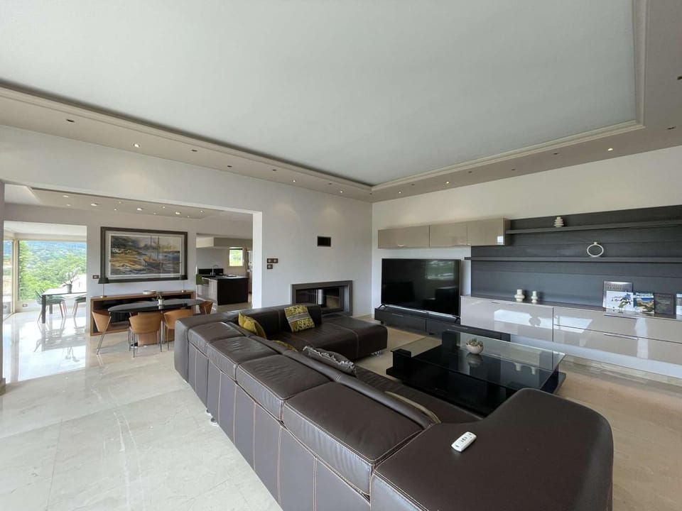 Villa d'Exception avec Piscine Privée, Jacuzzi et Climatisation - FR-1-382-214 House in Provence-Alpes-Côte d'Azur