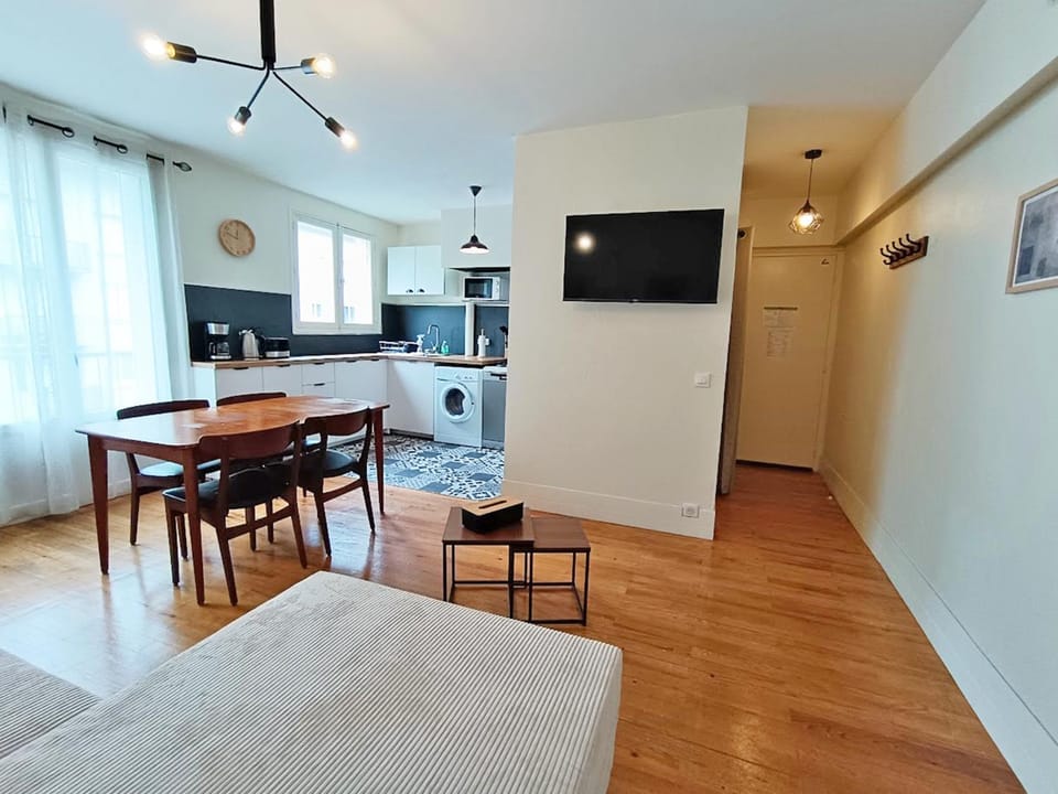 TV and multimedia, Kitchen or kitchenette, Living room, Seating area, Dining area, stove