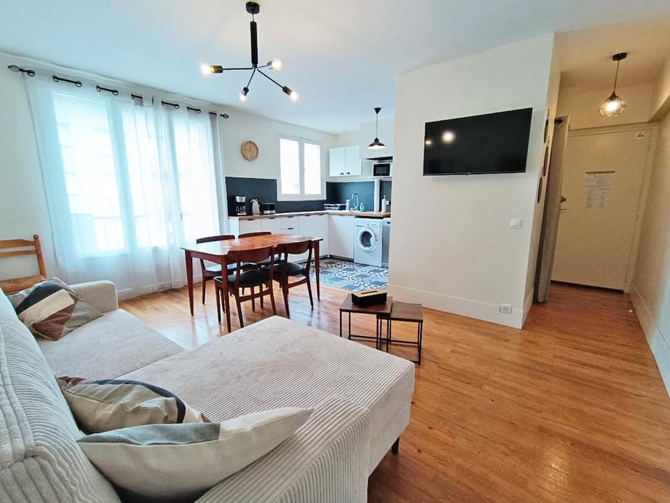 TV and multimedia, Kitchen or kitchenette, Living room, Seating area, Dining area