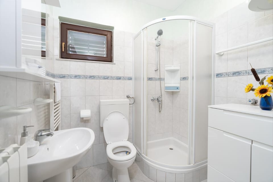 Shower, Toilet, Bathroom, towels