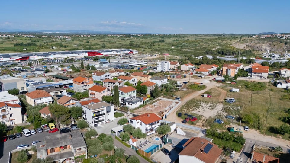 Day, Neighbourhood, City view, Street view, Location