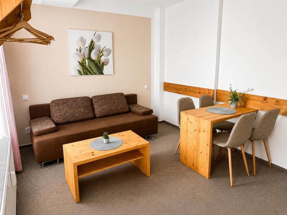 Bed, TV and multimedia, Bedroom