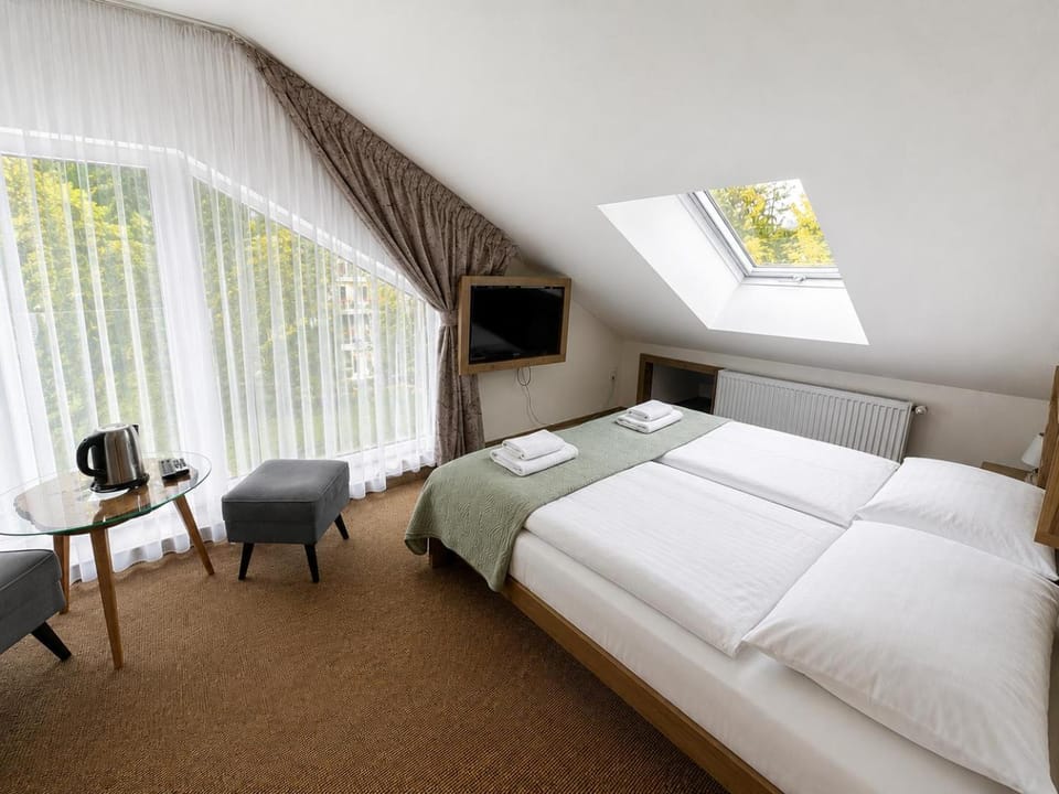Bed, TV and multimedia, Bedroom