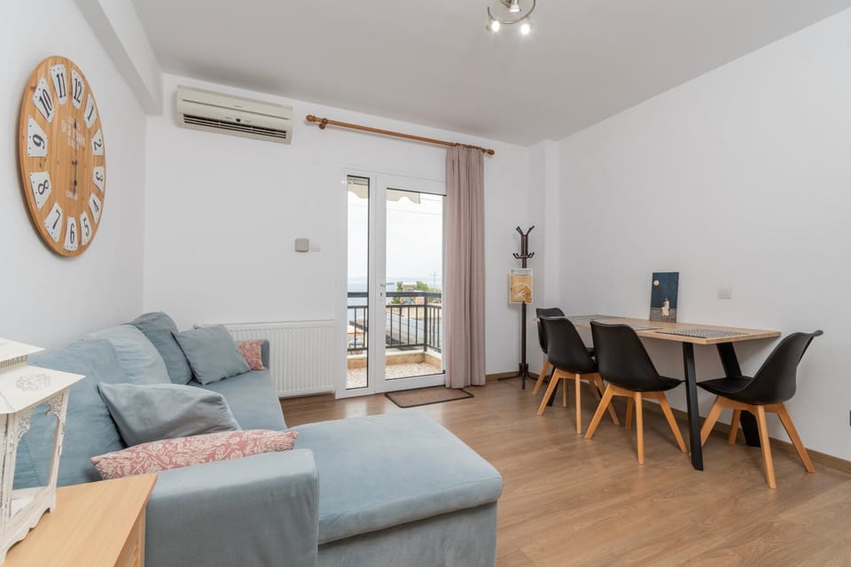 Living room, Seating area, air conditioner