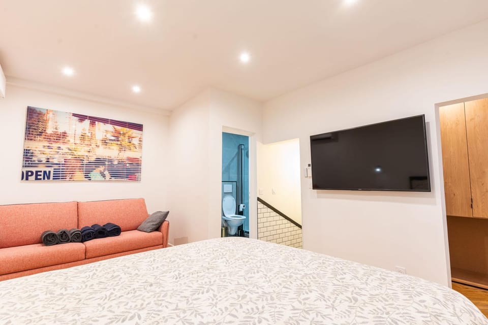 TV and multimedia, Photo of the whole room, Bedroom