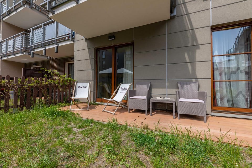 Property building, Facade/entrance, Garden, Balcony/Terrace