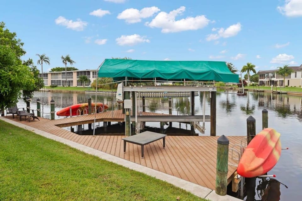 Pristine Waterfront Villa in Cape Coral with Lagoon Style Pool Spa and Boat Lift House in Cape Coral