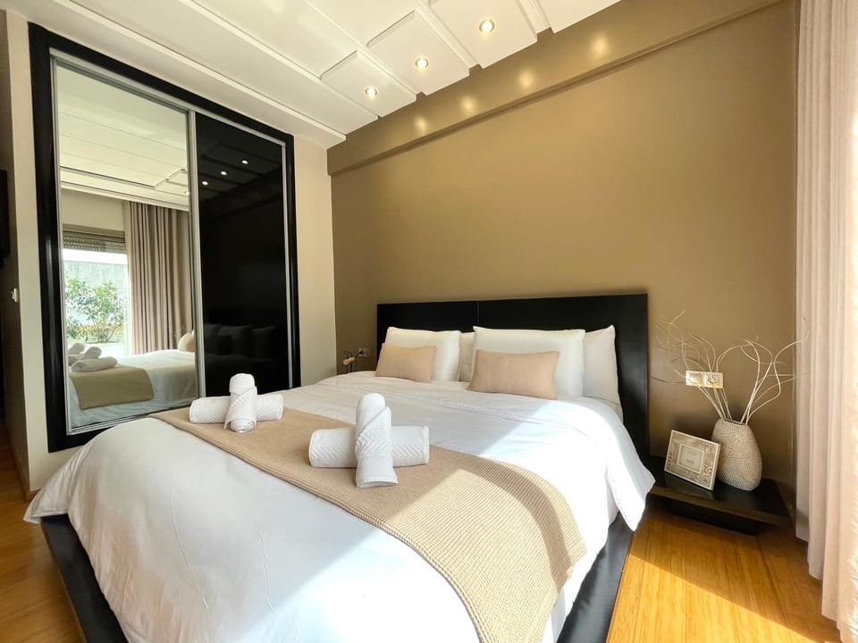 Bed, Bedroom, towels