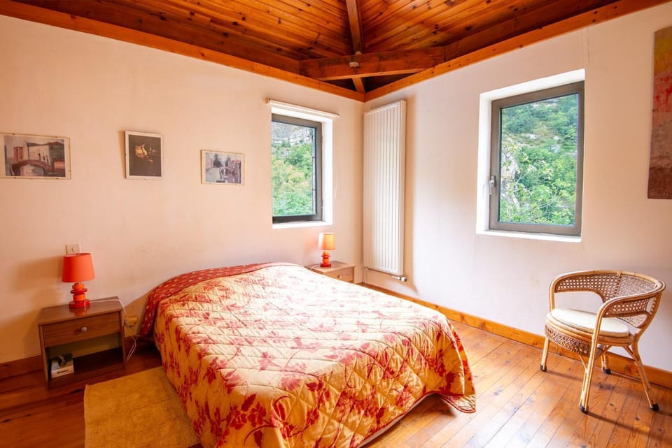 Gîte Appartement "La Tour" 2/4 personnes House in Auvergne-Rhône-Alpes