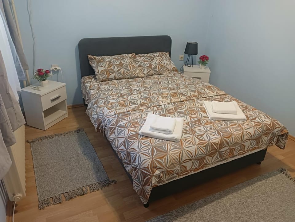 Bed, Photo of the whole room, Bedroom, towels