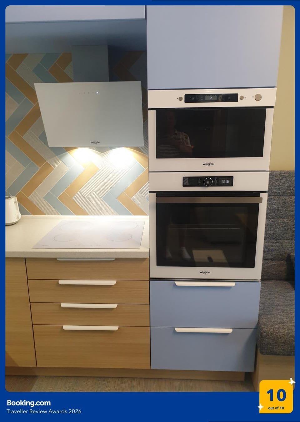 Kitchen or kitchenette, Photo of the whole room, microwave, oven