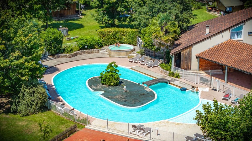 Property building, Day, Swimming pool
