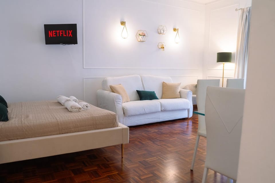 Bed, TV and multimedia, Photo of the whole room, Seating area, Bedroom