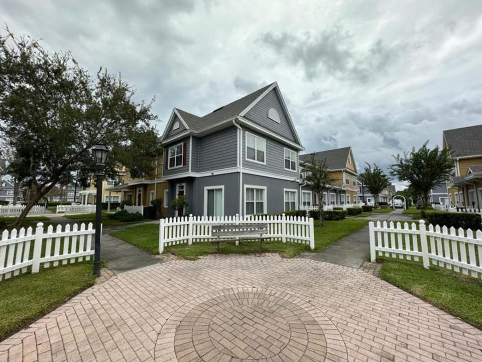 4 Bedroom 3 Bathroom Villas At Seven Dwarfs 8-107 House in Kissimmee