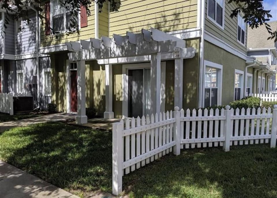 4 Bedroom 3 Bathroom Villas At Seven Dwarfs 10-102 House in Kissimmee