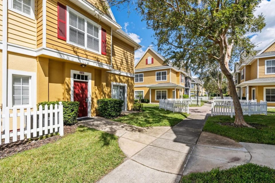 4 Bedroom 3 Bathroom Villas At Seven Dwarfs 24-102 House in Kissimmee