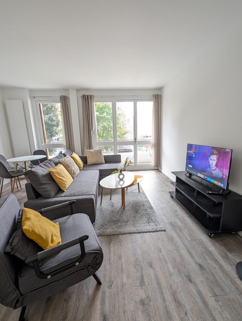 Communal lounge/ TV room, TV and multimedia, Living room, Seating area, Evening entertainment