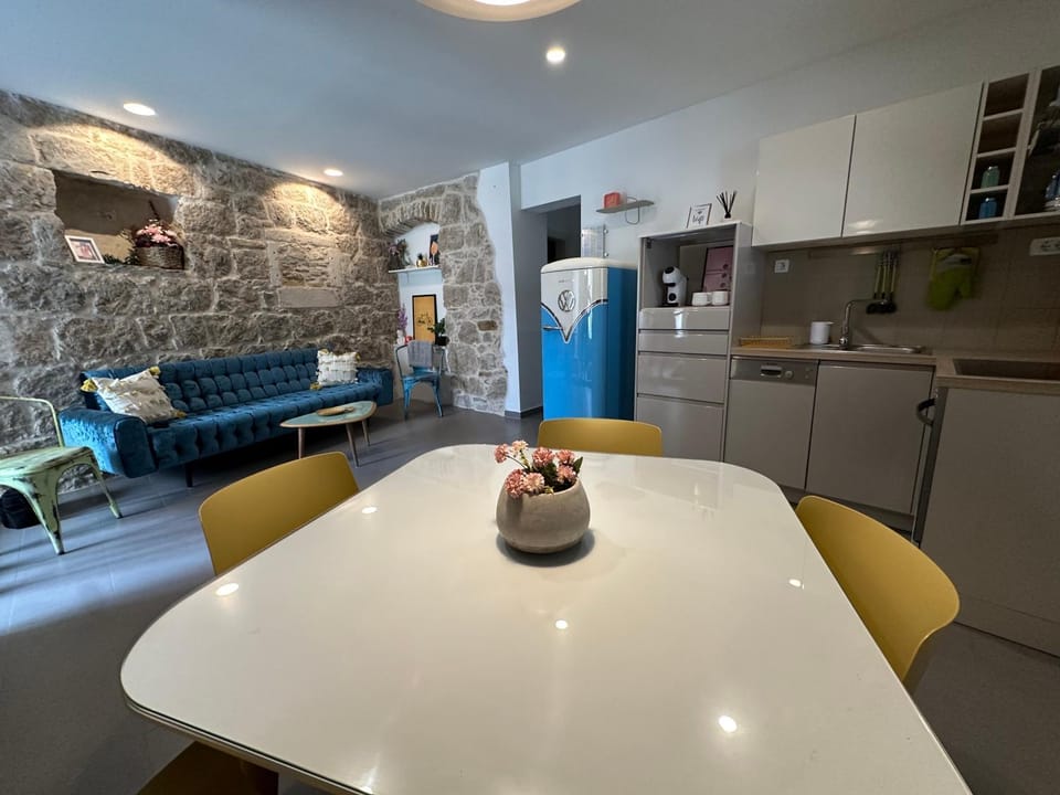 Kitchen or kitchenette, Living room, Seating area, Dining area, oven, stove