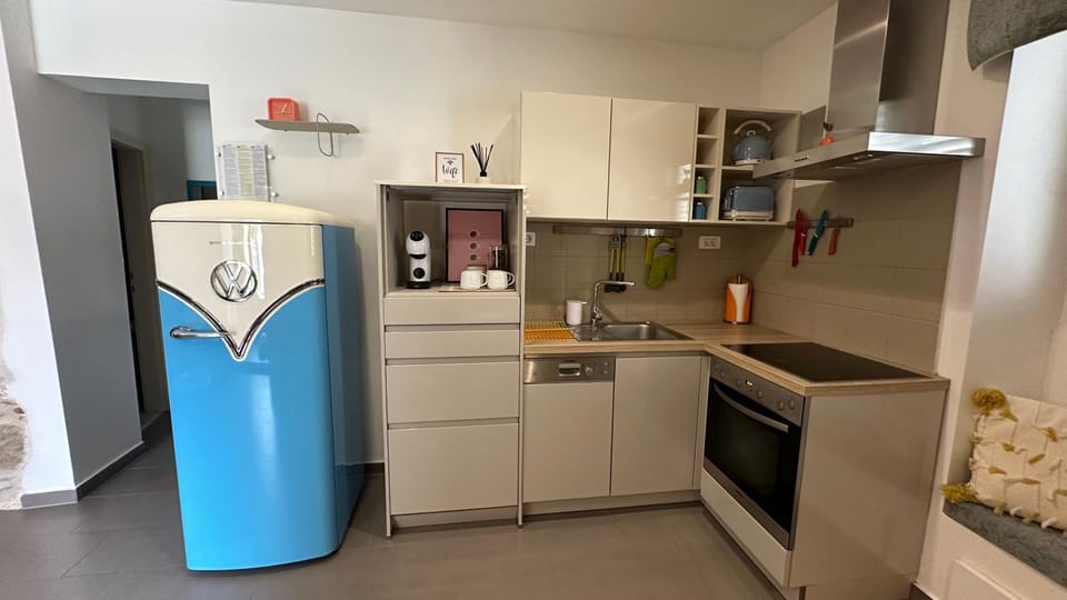 Coffee/tea facilities, Kitchen or kitchenette, dishwasher, oven, stove, toaster