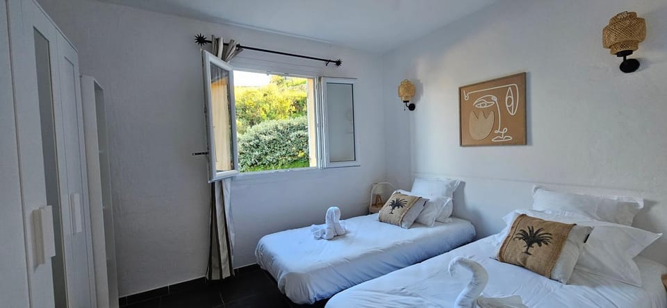 Bed, Photo of the whole room, Bedroom, towels