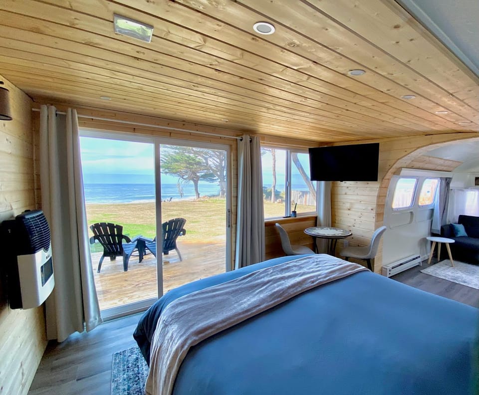 Bed, TV and multimedia, Seating area, Bedroom, Sea view