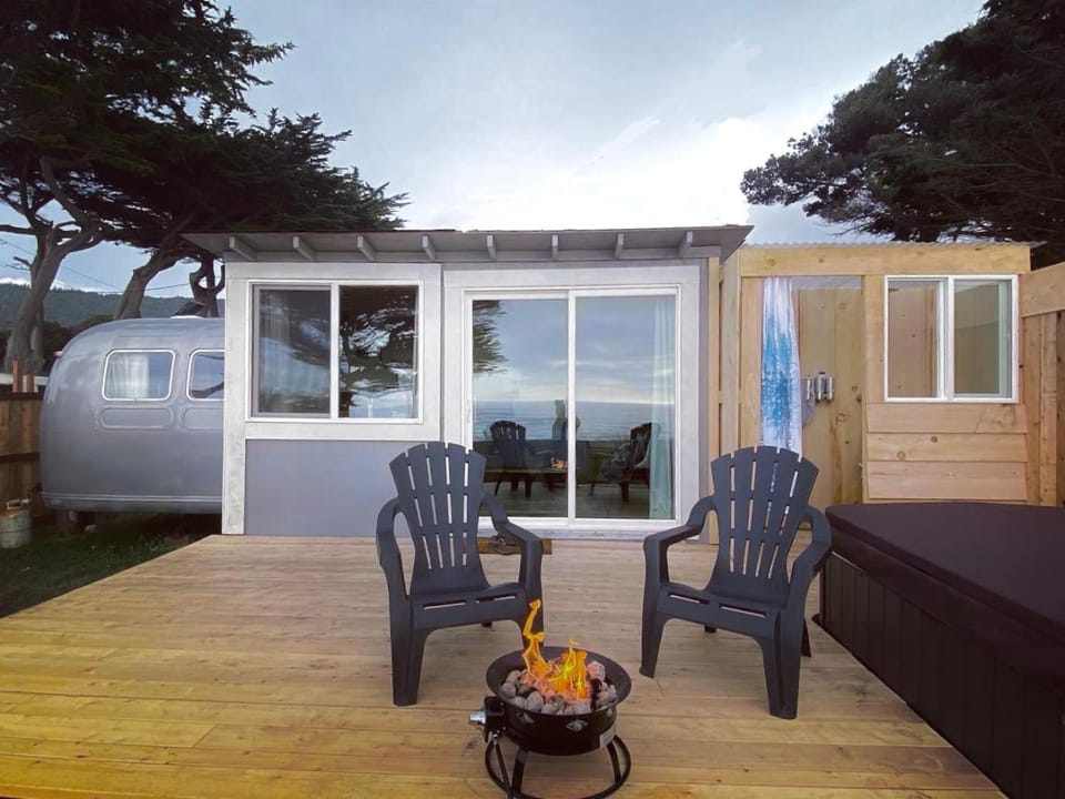 Shower, Patio, Hot Tub, Seating area, Sea view, Sea view, fireplace