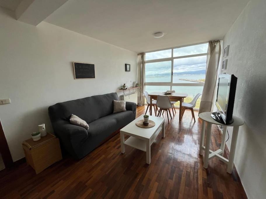 Communal lounge/ TV room, Natural landscape, TV and multimedia, Living room, Seating area, Dining area, Sea view