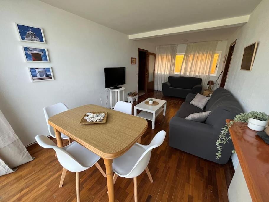 Communal lounge/ TV room, TV and multimedia, Living room, Seating area, Evening entertainment