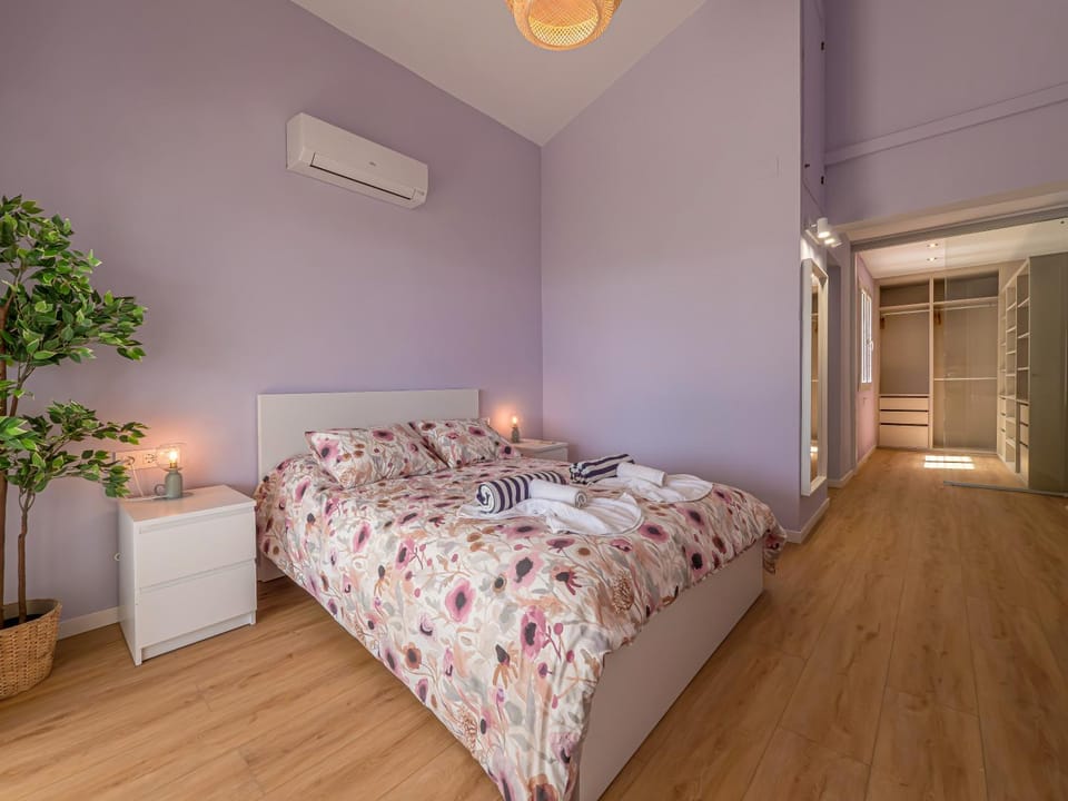 Bed, Photo of the whole room, Bedroom, air conditioner