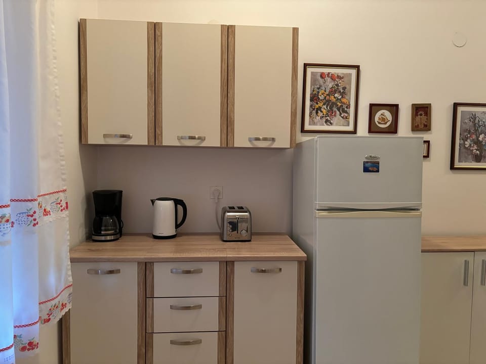 Kitchen or kitchenette, oven, stove