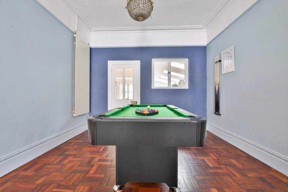Elegant Victorian Home with Pool Table & Parking Bed and Breakfast in Cardiff
