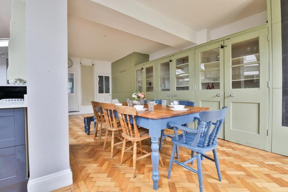 Elegant Victorian Home with Pool Table & Parking Bed and Breakfast in Cardiff