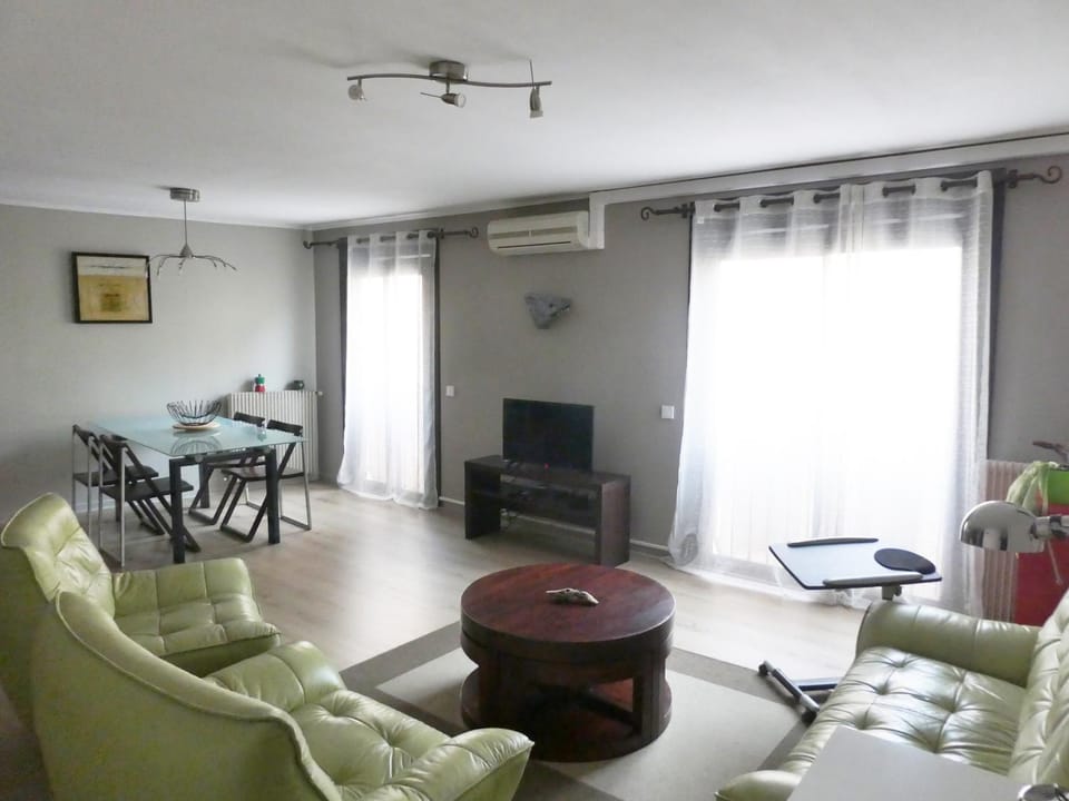 Communal lounge/ TV room, TV and multimedia, Living room, Seating area, Dining area