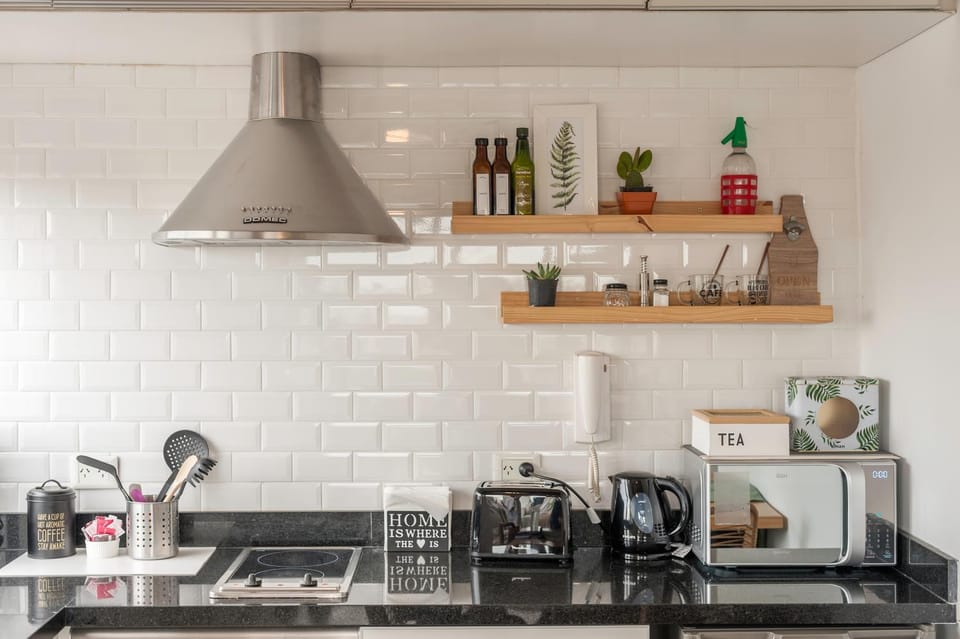 Coffee/tea facilities, Kitchen or kitchenette, stove, toaster, kitchen