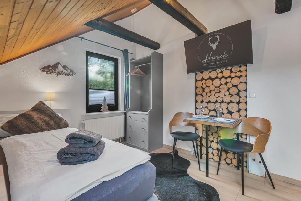 Bed, Photo of the whole room, Seating area, Dining area, Bedroom