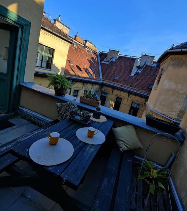 Ferencvárosi tetőteraszos apartman Apartment in Budapest