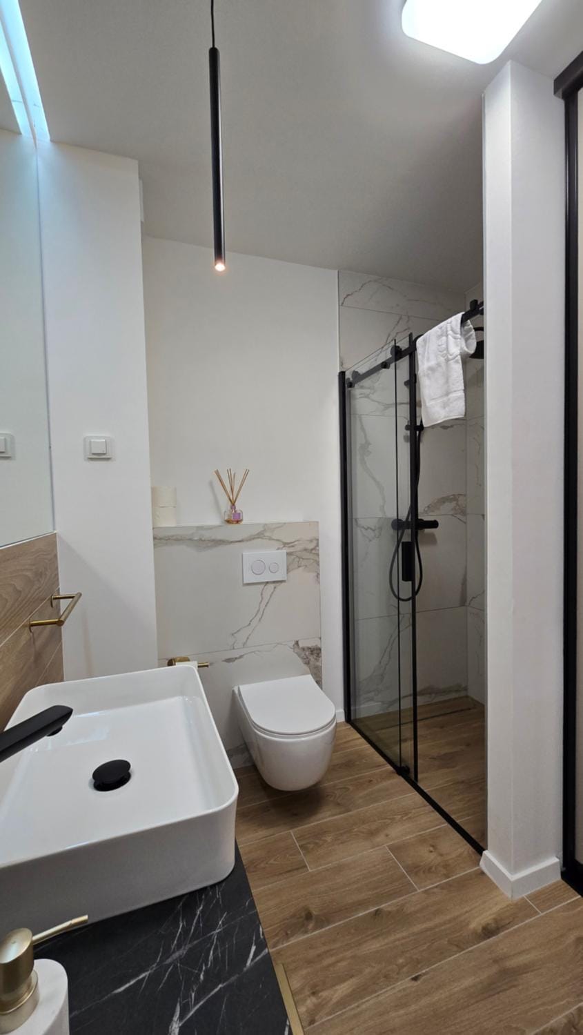 Shower, Toilet, Bathroom, towels