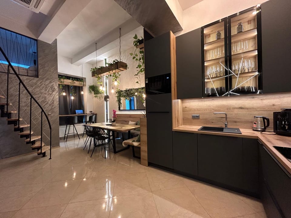 Coffee/tea facilities, Kitchen or kitchenette, Decorative detail, Dining area, dishwasher, microwave, stove, toaster