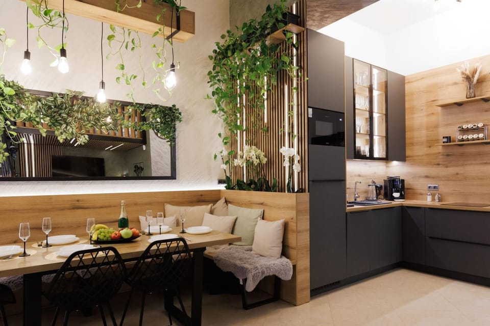 Coffee/tea facilities, Kitchen or kitchenette, Decorative detail, Dining area, microwave, stove, toaster, air conditioner