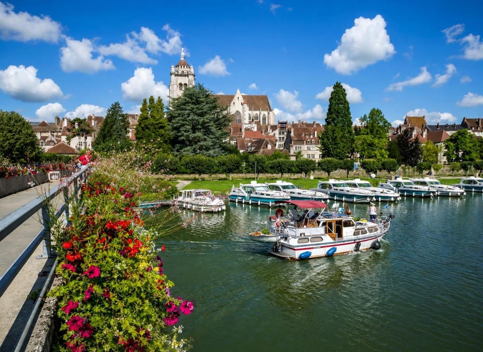 Nearby landmark, Natural landscape, City view, River view