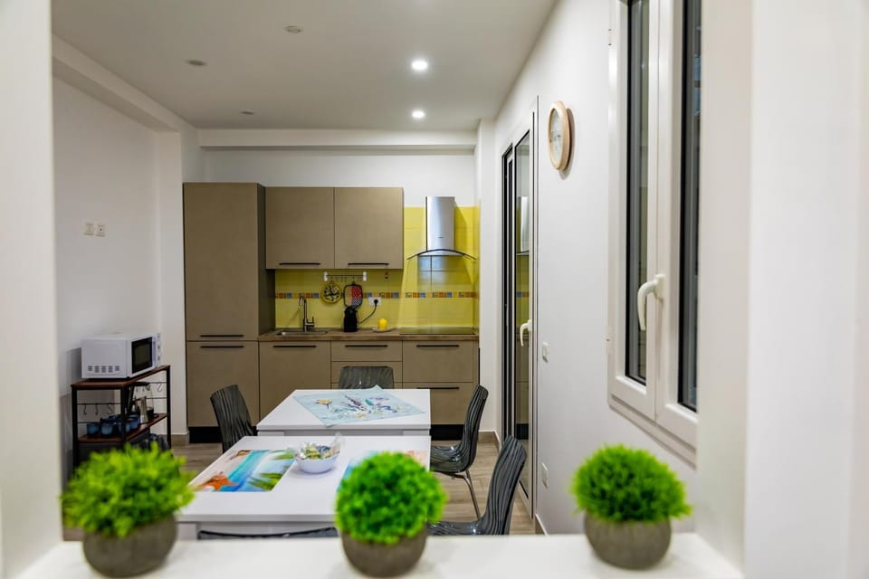 Dining area, kitchen