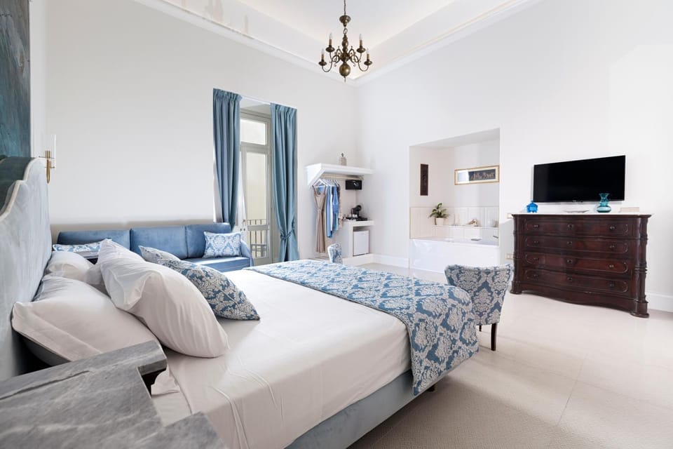 Bedroom, City view