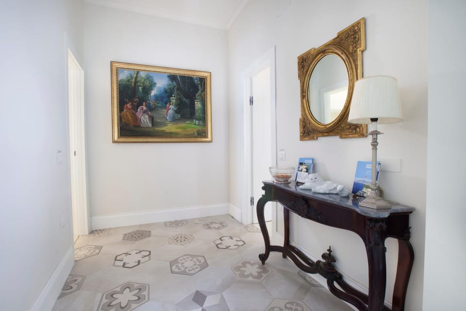 Seating area, Internal: Not applicable to any particular room