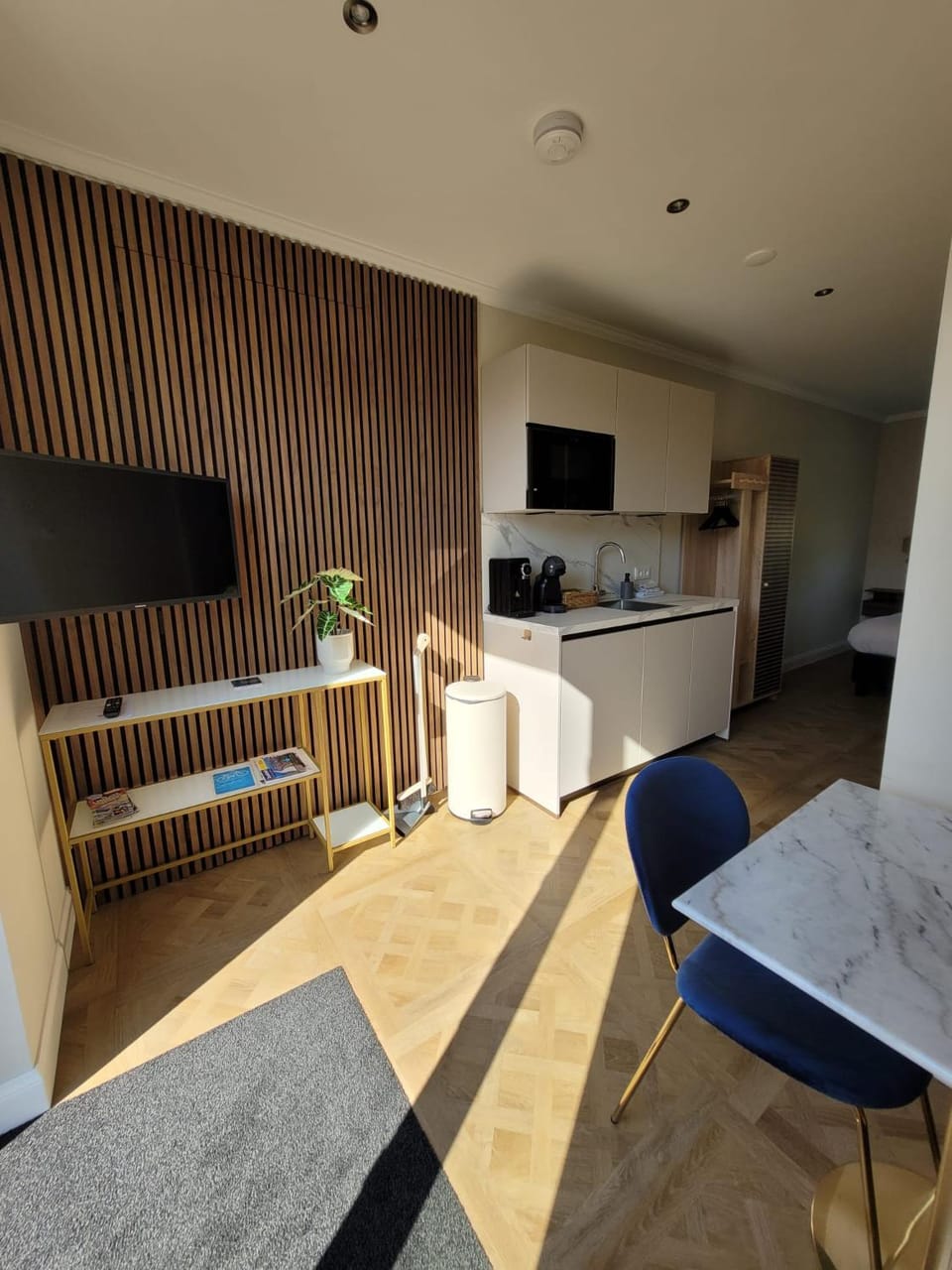 TV and multimedia, Coffee/tea facilities, Kitchen or kitchenette, Seating area