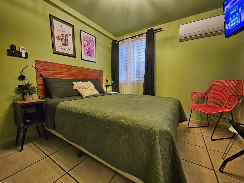 Bed, TV and multimedia, Photo of the whole room, Bedroom