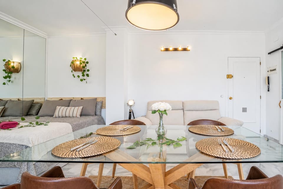 Bed, Living room, Seating area, Dining area, Dinner