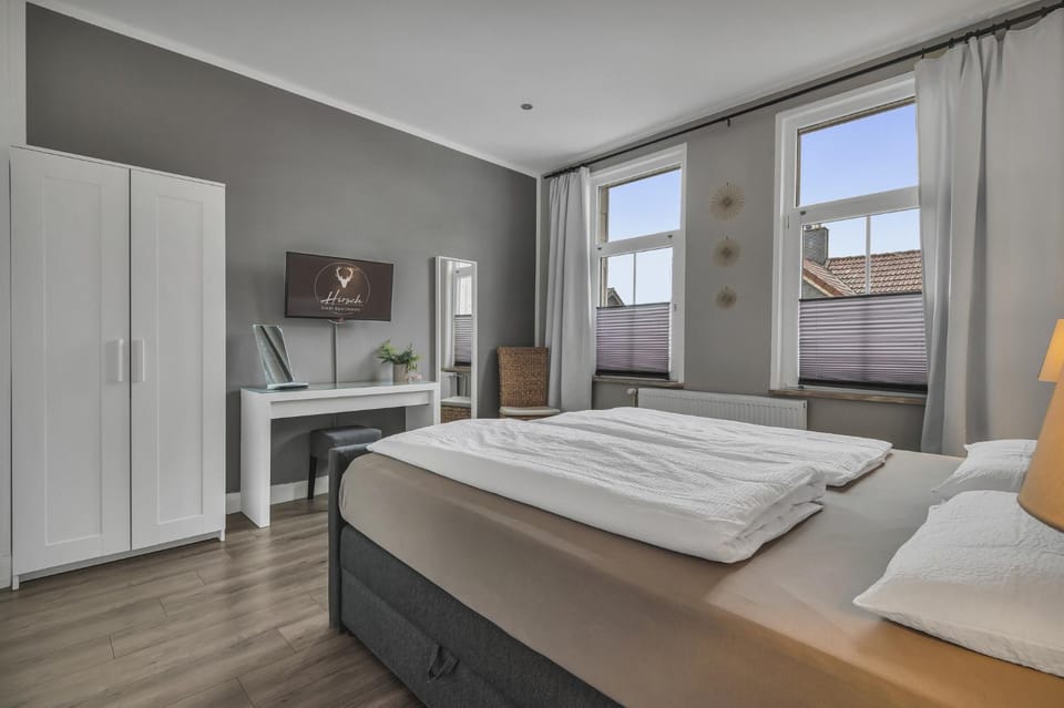 Bed, TV and multimedia, Photo of the whole room, Bedroom, wardrobe